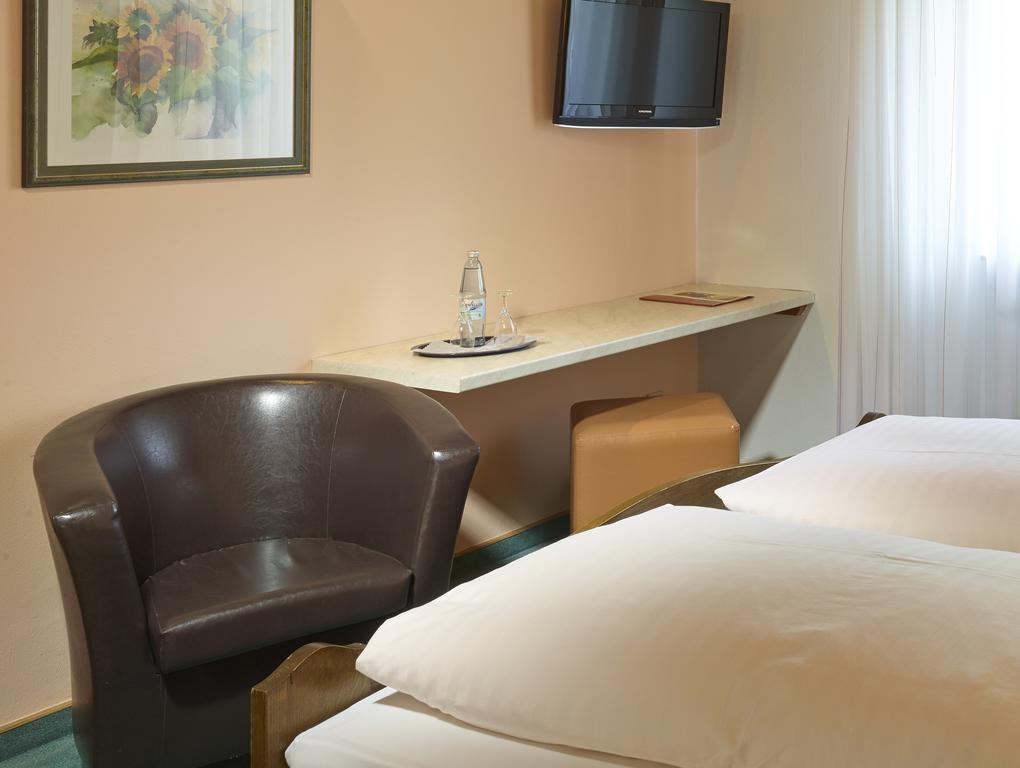 Hotel Loesch Pfaelzer Hof Romerberg Ruang foto