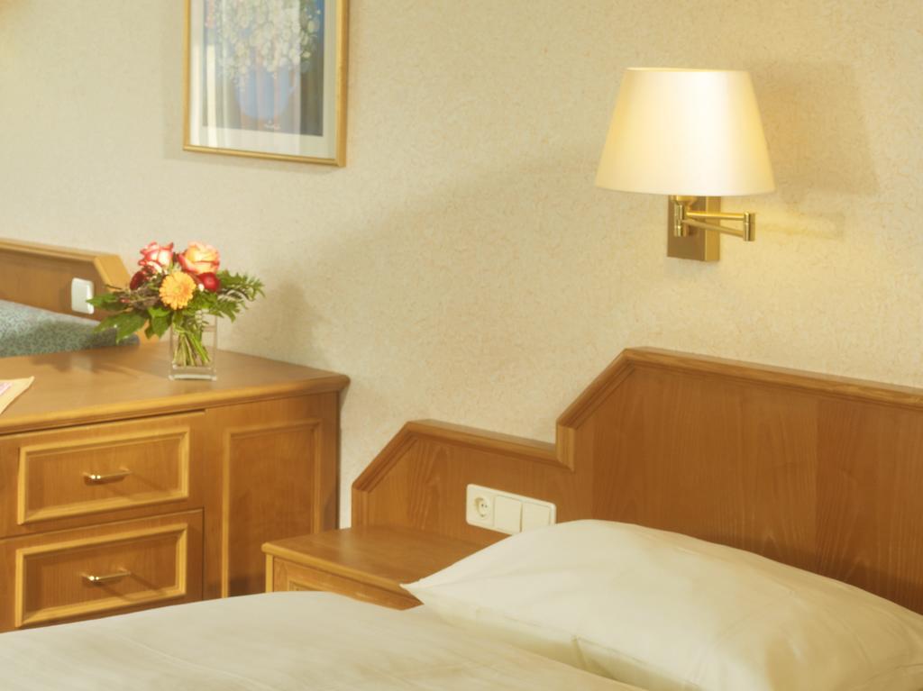 Hotel Loesch Pfaelzer Hof Romerberg Ruang foto
