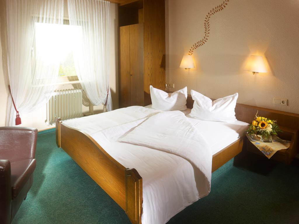 Hotel Loesch Pfaelzer Hof Romerberg Ruang foto